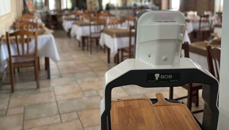 Lavora 12 ore al giorno per 350 euro al mese: ecco Bob, il robot cameriere