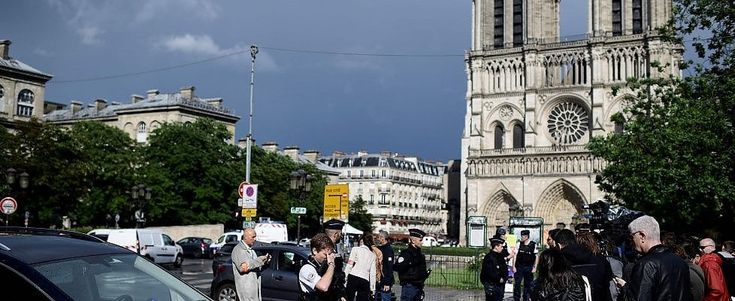 Parigi, terrore a Notre-Dame: agente spara a uomo che aggredisce colleghi. Urlava: "Lo faccio per la Siria"