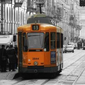 Incidente con il tram 13 in corso Lecce, bloccato il traffico
