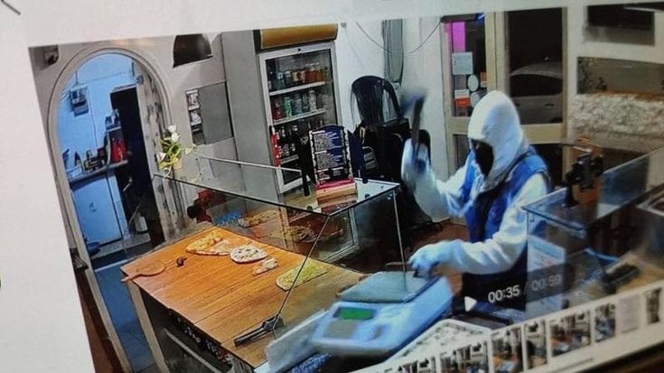 Ostia antica, panico nella pizzeria a taglio: uomo armato di accetta fa irruzione e ruba l’incasso