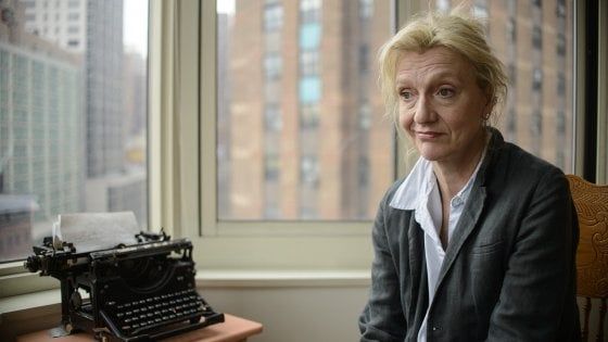 Malore per Elizabeth Strout a Napoli: operata,  sta bene