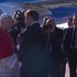 Francia, l'arrivo di Papa Leone a Parigi: ad accoglierlo Macron e sua moglie Brigitte