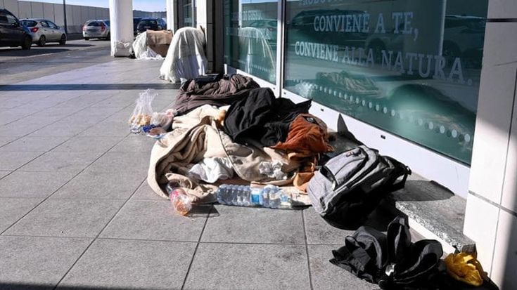 Morto un altro clochard, è il sesto in un mese: dormiva in strada in zona Farini