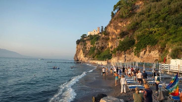 Vico Equense, protesta di movimenti e comitati per le spiagge libere: "Il mare è di tutti"