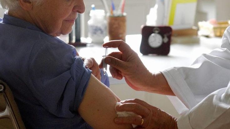Vaccino anti-Covid, ecco la circolare: “Raccomandato per over 60, malati, personale sanitario e caregiver dei fragili”