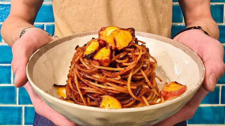 Pescaria lancia i suoi spaghetti all’assassina: variante marinara con il polpo firmata Peppe Guida
