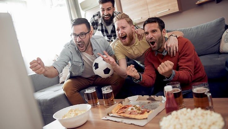 Menù Nazionale. Quando giocano gli azzurri lo schema degli italiani è pizza e birra