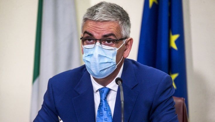 Coronavirus, Brusaferro: "Curva contagi in decrescita, deve continuare così.  Massima attenzione alle misure"