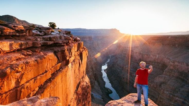 Turismo, alla ricerca del selfie perfetto: le mete preferite degli italiani