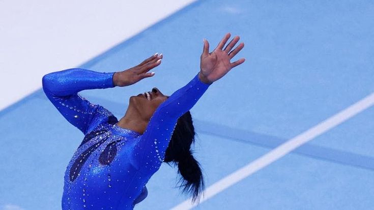 Superba Simone Biles ai Mondiali di ginnastica: vince anche quando inciampa
