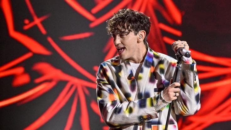 Michele Bravi a Sanremo 2026 con “Prima o poi”, un monologo sull’essere fuori posto