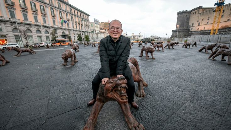 Liu Ruowang, l'artista dei lupi a piazza Municipio: "Le mie opere sono come un giocattolo" 