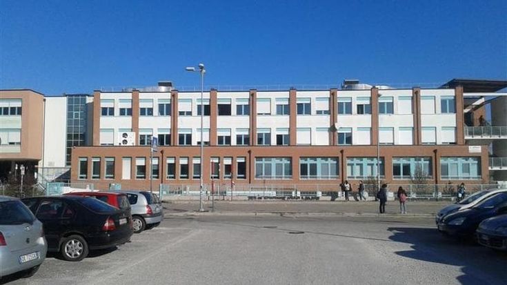 Viserba, sospesa una prof al Serpieri: “Facevo solo lezione nell'atrio, mancavano i bidelli”