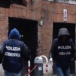 Trastevere, inciampa nella catene anti-traffico e sbatte la testa. Morto un clochard