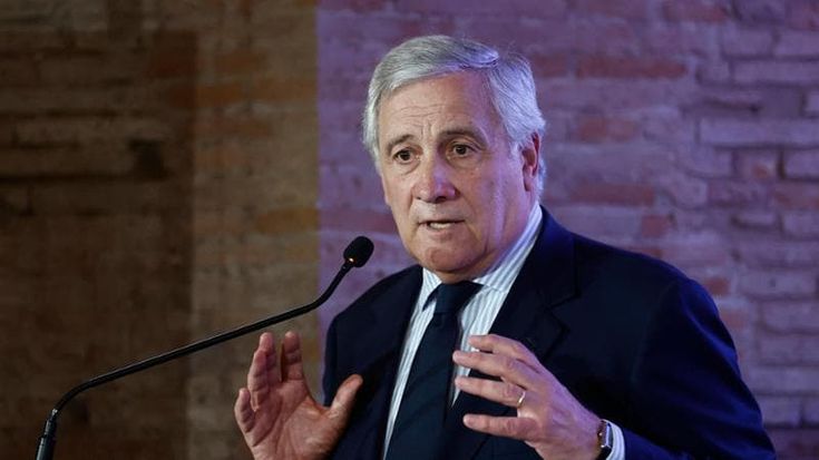 Il mite Tajani e le accuse di estremismo lanciate da destra