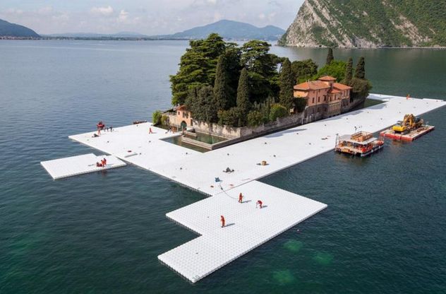 Lago di Iseo, la via sull'acqua di Christo raggiunge l'isola dell'antico monastero 