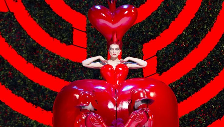 Tra moda e arte: il Victoria and Albert Museum celebra Alice nel Paese delle Meraviglie 