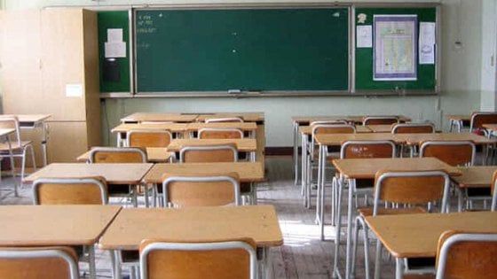Ragazzi a scuola  senza bottiglie di plastica in Costiera Amalfitana