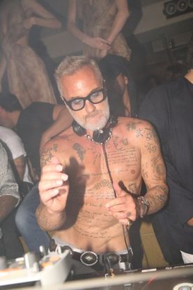 Vacchi deejay nudo, uno show al Pineta 