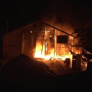 Grecia, xenofobi attaccano campo rifugiati