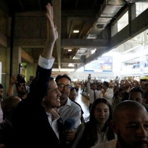 Venezuela, Juan Guaidò è tornato a Caracas: "Porremo fine all'usurpazione"