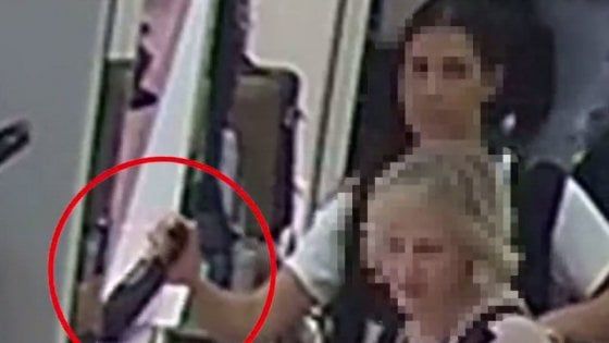 Bari, furto con destrezza durante lo shopping in una pelletteria del centro: arrestate due donne