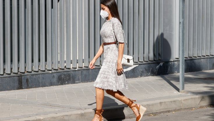 Letizia Ortiz, zeppe espadrillas e borsa italiana per il look dell'estate