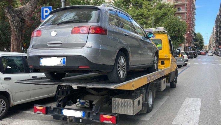 Bari, tassista abusivo intercettato dai vigili in piazza Moro: rischia una multa da oltre 7mila euro