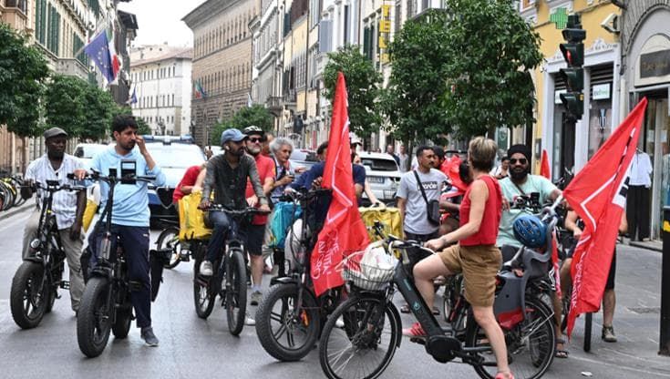 Sciopero dei rider: “Stremati dal caldo, diciamo basta all'algoritmo. E’ l’ora del contratto”