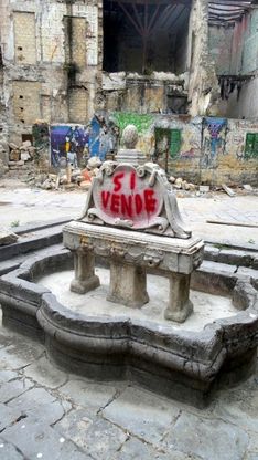 Artista imbratta "per provocazione" fontana Garraffaello