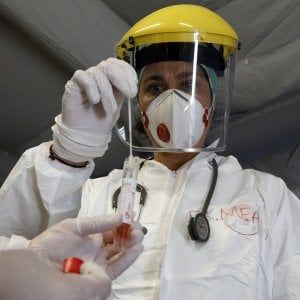  Coronavirus, in Campania al via i test rapidi su medici e infermieri in prima linea