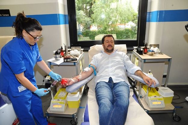 Milano, Salvini dona il sangue: "Spero vada a uno straniero bisognoso"
