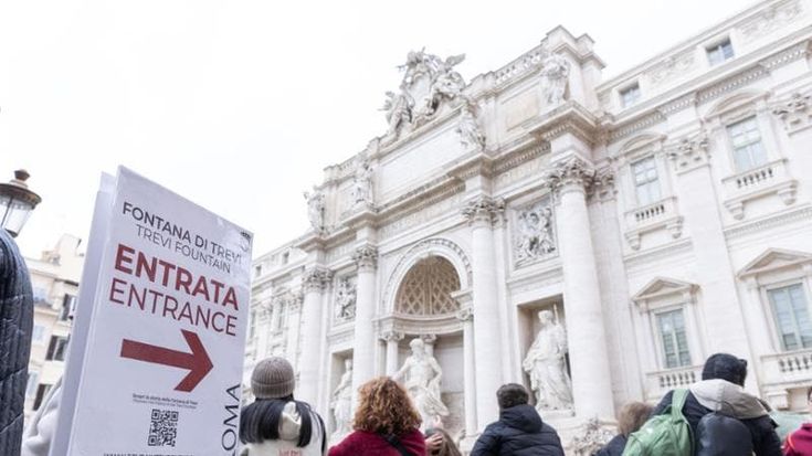 Fontana di Trevi, ecco il biglietto d’ingresso: da oggi i turisti pagano due euro