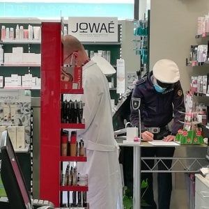 Coronavirus in Lombardia, farmacista multato nel Milanese protesta su Facebook, da Napoli un’offerta per pagare la sanzione