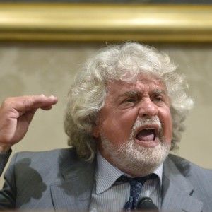 Il tweet di Grillo mentre il premier &egrave; al Senato: "Renzi non &egrave; credibile, sfiduciamolo"
