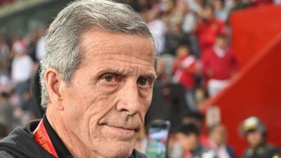 Coronavirus, la Federcalcio dell'Uruguay sospende tutti i contratti, anche del ct Tabarez