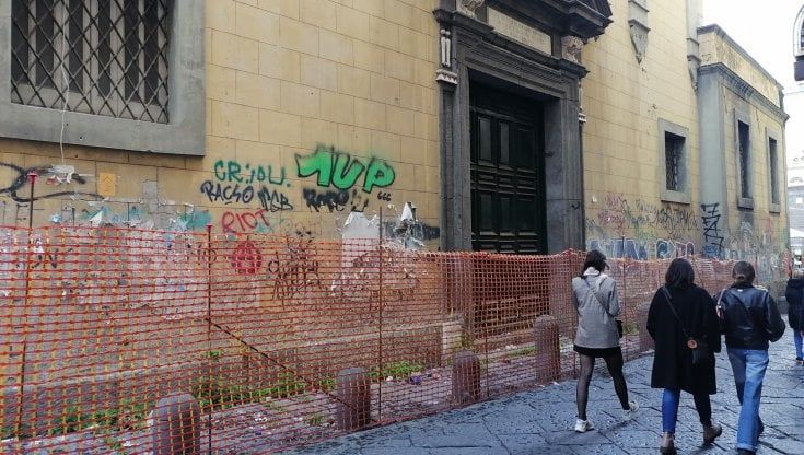 Napoli, la chiesa al centro storico abbandonata tra recinzioni e bidoni di spazzatura