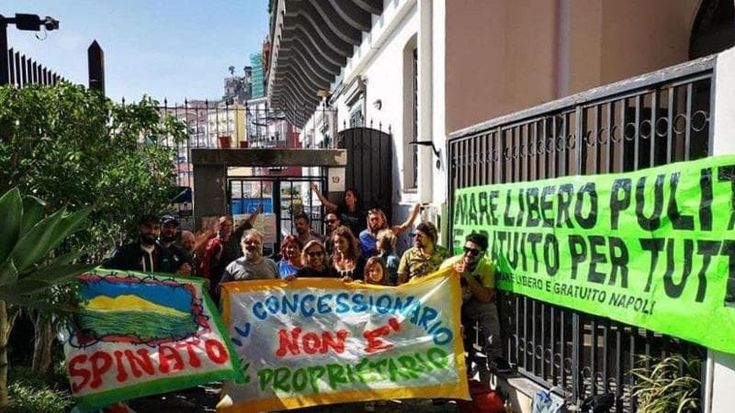 Spiaggia libera di Donn'Anna a Posillipo, il Tar: il cancello va tenuto aperto tutto l'anno