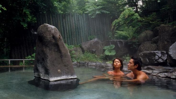 Giappone, ridotta in polvere l’acqua benefica degli onsen. “Potremo clonare le nostre terme ovunque”
