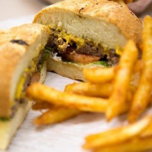 Fuori casa si mangia due volte e mezzo più cibo spazzatura
