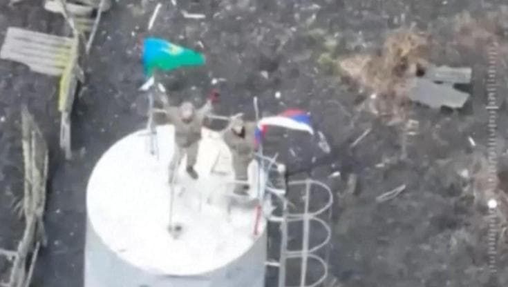 Bandiere russe a Sudzha, soldati ucraini in ritirata: Mosca rivendica nuovi avanzamenti