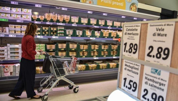 Inflazione, pane e pasta fanno male agli italiani. Spesi 100 euro in più l'anno scorso. E anche il pollo corre