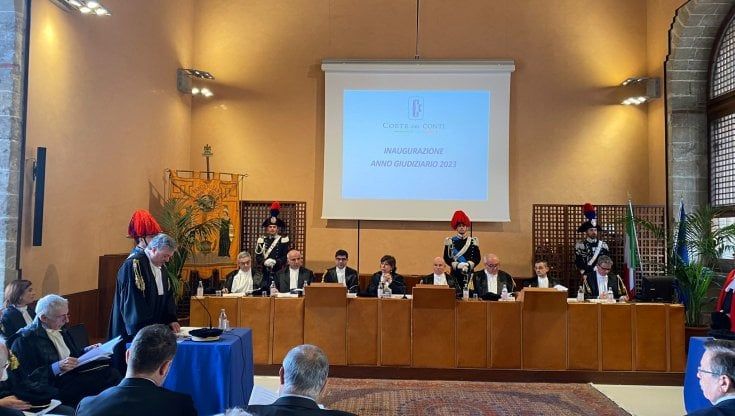 Storie di sprechi pubblici in Sicilia, i fondi del decreto Covid usati per comprare 4 Suv