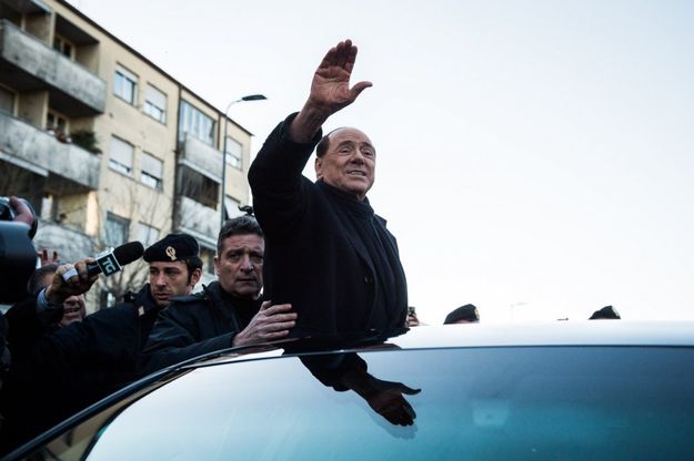 Elezioni Milano, Berlusconi al gazebo sale sul predellino per salutare i fan