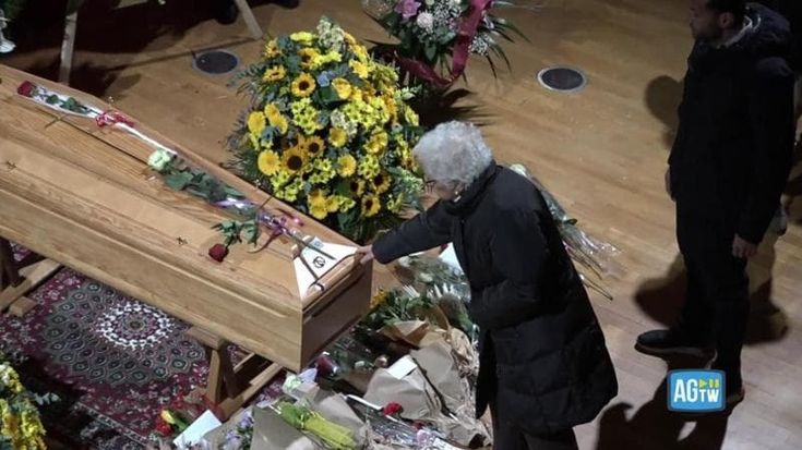 Addio a Ornella Vanoni, oltre cinquemila persone alla camera ardente. Sala: “Era la milanesità”