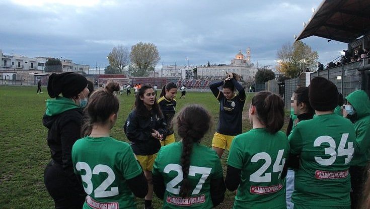 Locorotondo, le ragazze del rugby devono allenarsi ma vengono fermate dagli uomini del calcio: "Il campo non si può rovinare" 