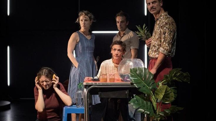 Teatro Vascello, “Il Ministero della solitudine”: cinque storie di api, amore e una disperata allegria
