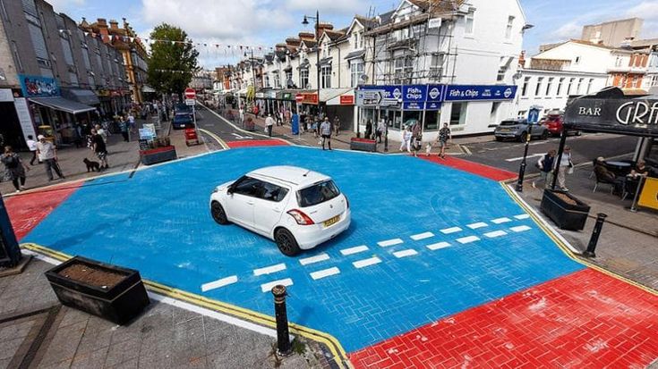 Il luogo più sicuro per i pedoni è la “piscina stradale”. Il test inglese spiega perché