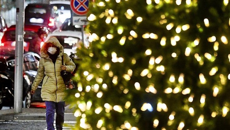 Mascherine all'aperto per salvare il Natale. Ma c'è chi dice no