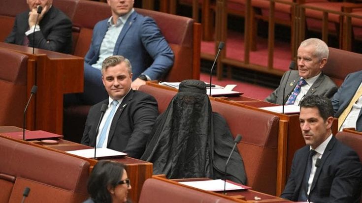 Australia, la senatrice di estrema destra in aula con il burqa: polemiche e seduta sospesa